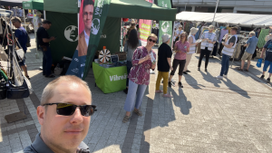 Kari Laalon selfie, taustalla Krista Mikkonen ja Lävin aktiivit