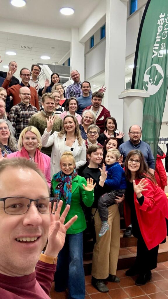 Uusien illan osallistujien ryhmäkuva